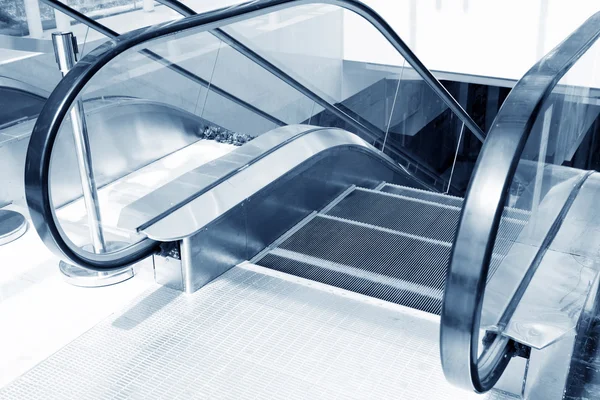 Subiendo escaleras mecánicas —  Fotos de Stock