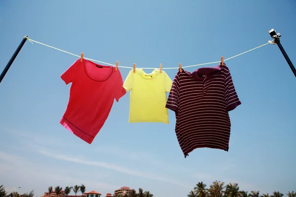 Clothesline üzerinde kurutma t-shirt — Stok fotoğraf