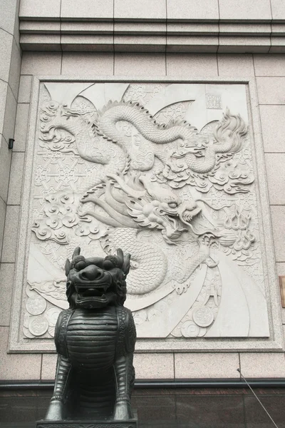 Chinese klassieke monster beeldhouwkunst — Stockfoto