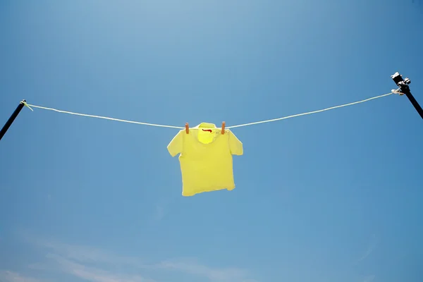 Tričko sušení na prádelní šňůru — Stock fotografie