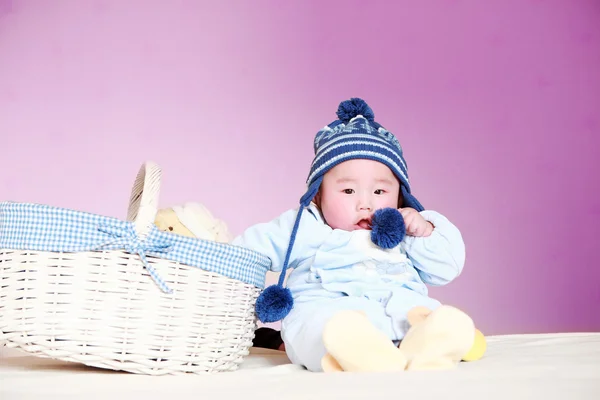 Lindo bebé sentado al lado de la cesta — Foto de Stock