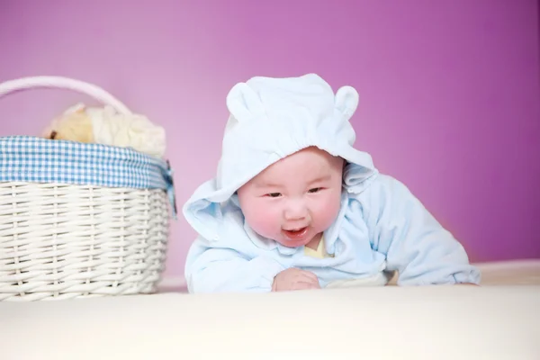 Lindo bebé acostado al lado de la cesta —  Fotos de Stock