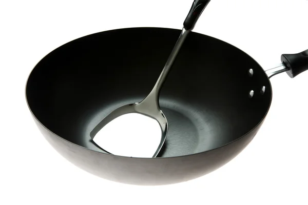 Нержавеющая лопатка в сковороде — стоковое фото