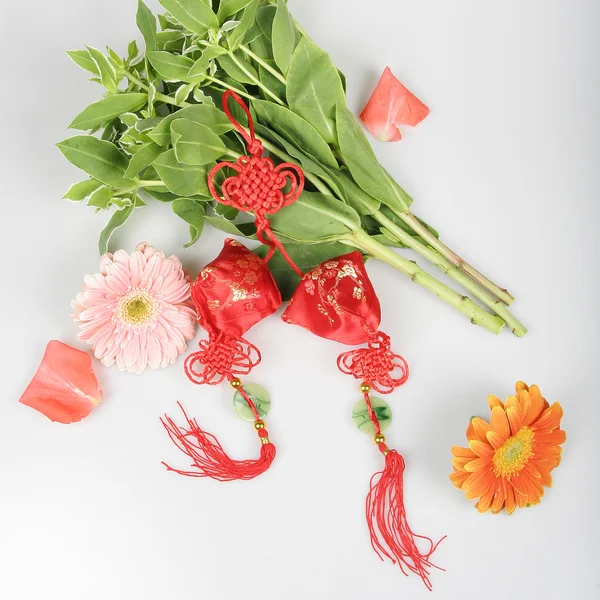 Rood borduurwerk zakje en chrysant — Stockfoto