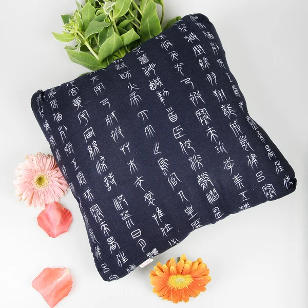 Almohada azul calico y crisantemo —  Fotos de Stock