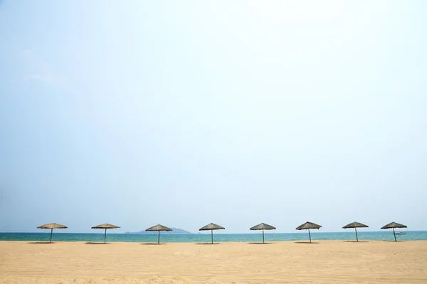 Ομπρέλα και καρέκλες στην παραλία, sanya, Κίνα — Φωτογραφία Αρχείου