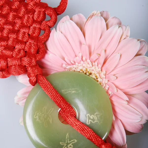 Crisântemos cor-de-rosa e nó chinês vermelho — Fotografia de Stock