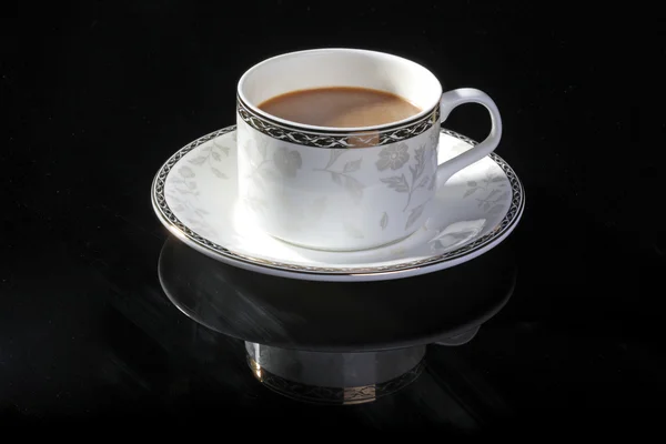 Чашка кофе на черном фоне — стоковое фото