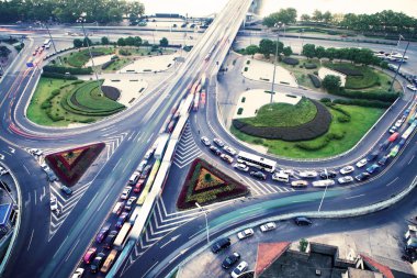 Gece yolu kavşağındaki trafik