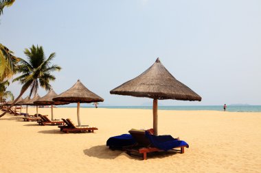 Tente ve sandalye üzerinde plaj, sanya, Çin