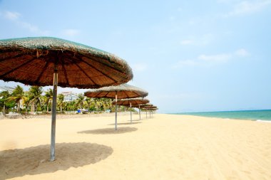 Tente ve sandalye üzerinde plaj, sanya, Çin