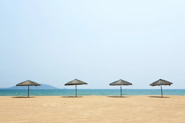 Sunshade e cadeiras na praia, Sanya, China — Fotografia de Stock