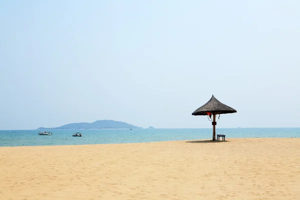 Tente ve sandalye üzerinde plaj, sanya, Çin — Stok fotoğraf