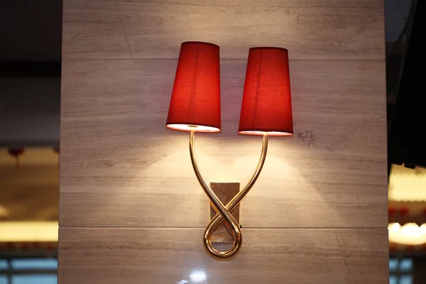 Rode bed lamp — Stockfoto