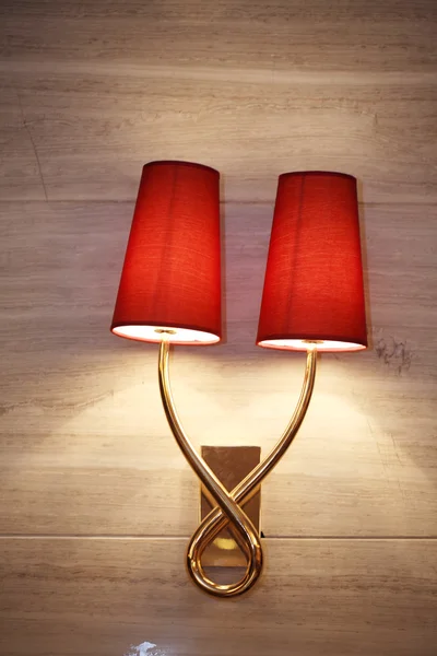 赤のベッドサイドのランプ — ストック写真