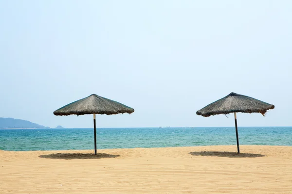 Sonnenschirm und Liegestühle am Strand, Sanya, China — Stockfoto