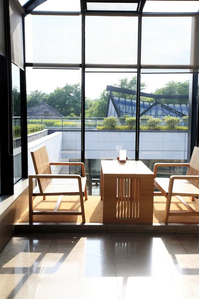 Pencere kenarındaki masa ve sandalyeler — Stok fotoğraf