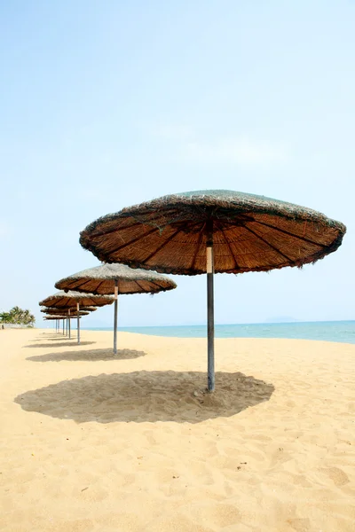 Slunečníky a lehátka na pláži, sanya, Čína — Stock fotografie