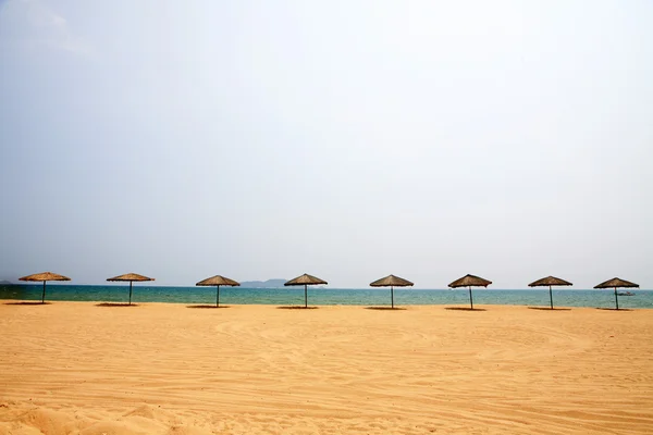 समुद्र तट पर सनशेड और चेयर, सान्या, चीन — स्टॉक फ़ोटो, इमेज