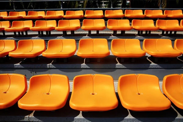 Leuchtend gelbe Stadionsitze — Stockfoto