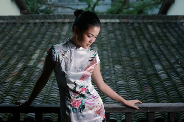 Девушка с китайским Чхонсам — стоковое фото