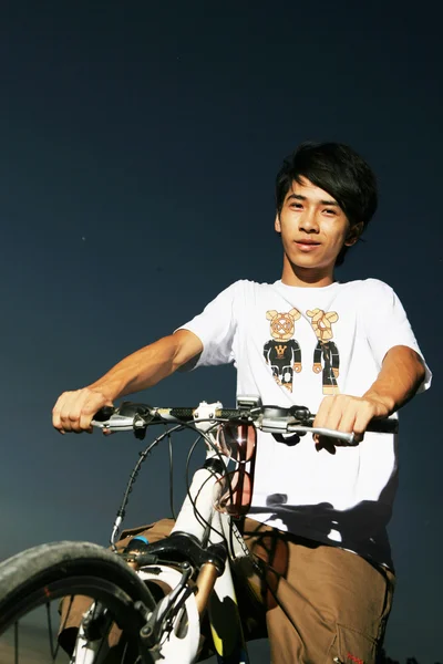Unga asiatiska biker — Stockfoto