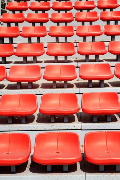 Leuchtend rote Stadionsitze — Stockfoto