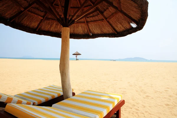 遮阳伞和椅子上海滩，三亚，中国 — 图库照片