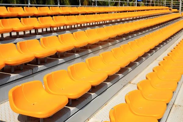 Lugares no estádio amarelo brilhante — Fotografia de Stock