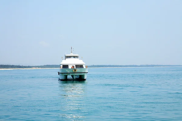 Barco a motor en la ruta en Sanya — Foto de Stock