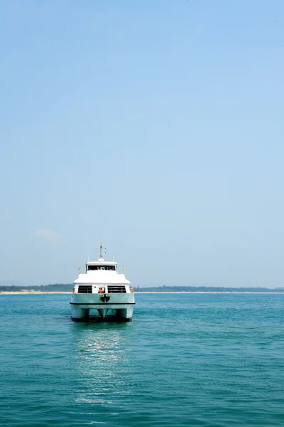 Barca a motore sulla rotta in Sanya — Foto Stock