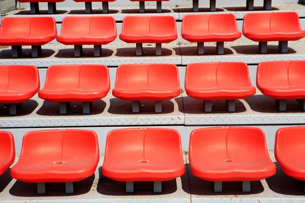 Leuchtend rote Stadionsitze — Stockfoto