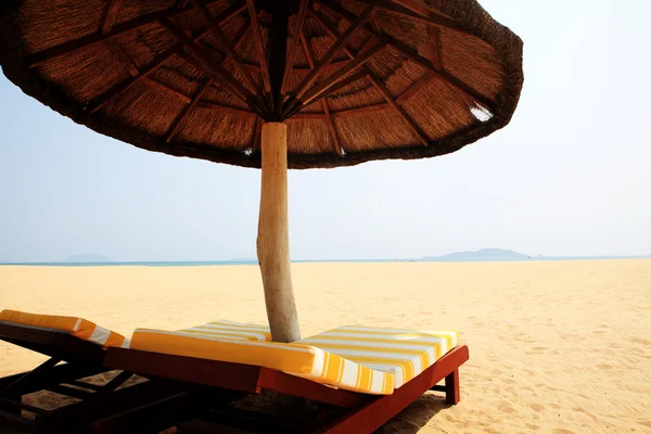 Ombrellone e sedie sulla spiaggia, Sanya, Cina — Foto Stock