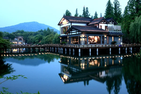 Деревенский дом и река — стоковое фото