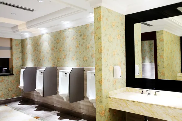 Banheiros brancos no hotel — Fotografia de Stock