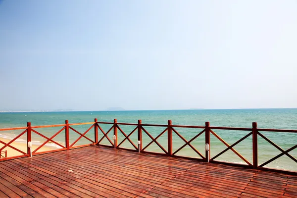 Tropische balkon met uitzicht op zee — Stockfoto