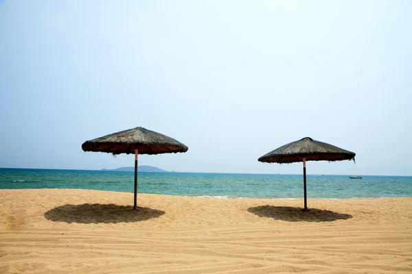 Parasol en stoelen op het strand, sanya, china — Stockfoto
