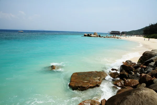 Skalnatá pláž Sanya — Stock fotografie