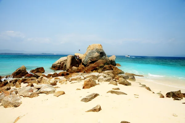 Playa rocosa de Sanya —  Fotos de Stock