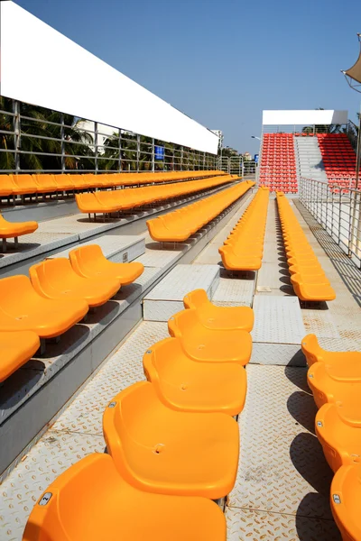 Heldere rode stadion zitplaatsen — Stockfoto