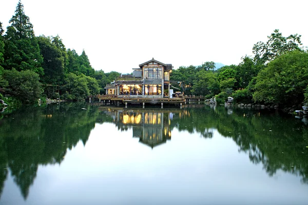 国家边的房子和一条河 — 图库照片