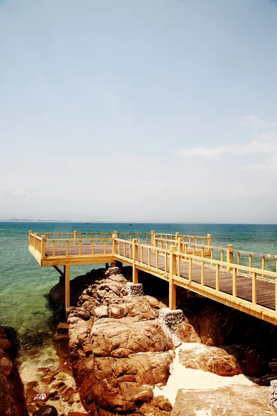 Un puente de madera sobre el mar — Foto de Stock