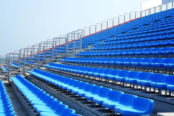 Lugares de estádio vermelho brilhante — Fotografia de Stock