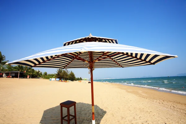 Ομπρέλα και καρέκλες στην παραλία, sanya, Κίνα — Φωτογραφία Αρχείου