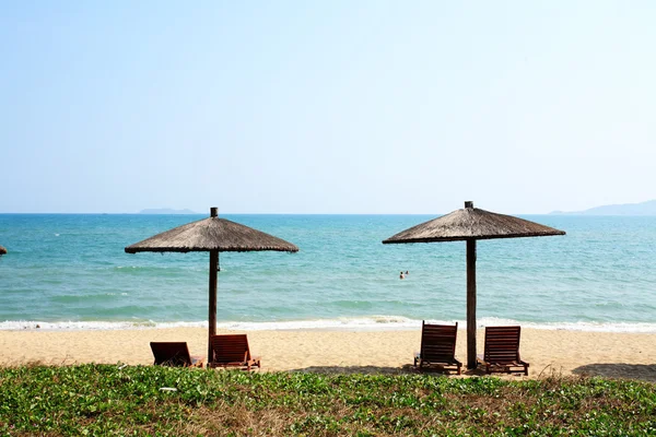 Sombrilla y sillas en la playa, Sanya, China —  Fotos de Stock