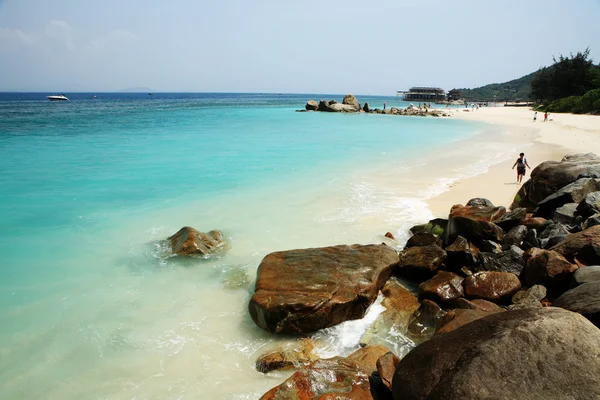 Skalnatá pláž Sanya — Stock fotografie