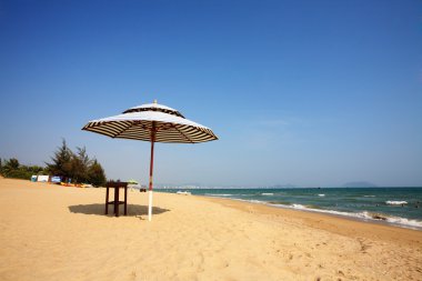 Tente ve sandalye üzerinde plaj, sanya, Çin