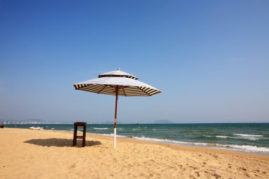 Tente ve sandalye üzerinde plaj, sanya, Çin