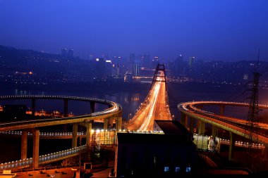 Gece yolu kavşağındaki trafik