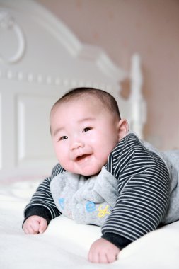 Yatakta küçük şirin bir bebek